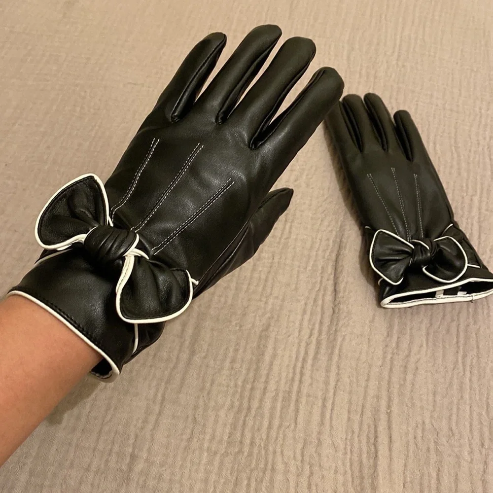 Black gloves with bowl .